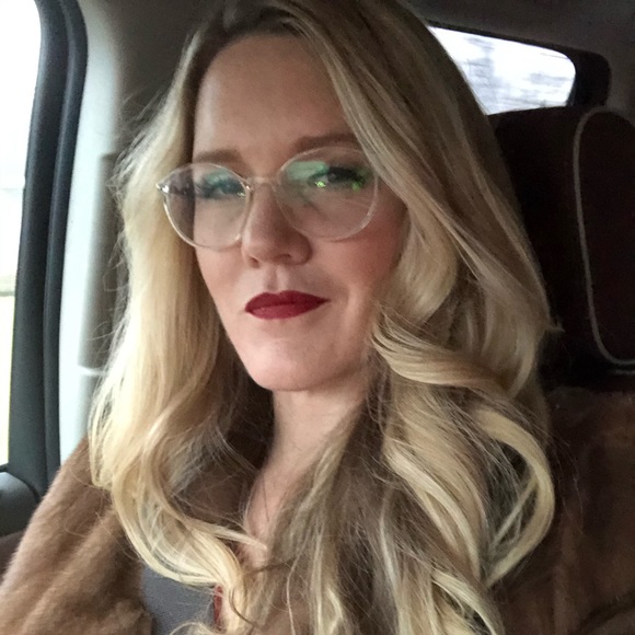 Meet your Posher, Nicole - Picture 3 of 4